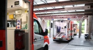 Rettungsfahrzeuge an der Zufahrt zur Zentralen Notfallambulanz (ZNA) des Klinikums. Der Bereich wird im Zuge der Bauarbeiten für den Neubau des Bettenhauses neu organisiert. (Archivfoto: © Bastian Glumm)