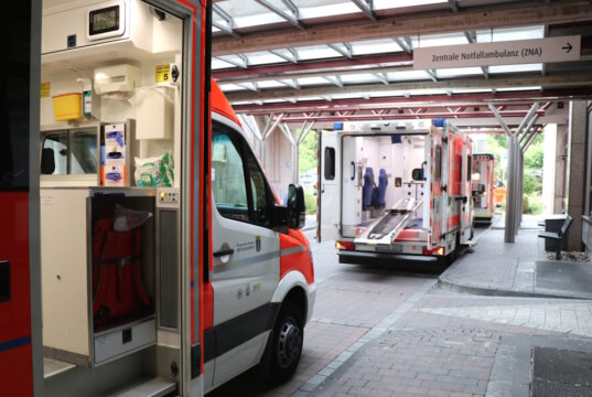 Rettungsfahrzeuge an der Zufahrt zur Zentralen Notfallambulanz (ZNA) des Klinikums. Der Bereich wird im Zuge der Bauarbeiten für den Neubau des Bettenhauses neu organisiert. (Archivfoto: © Bastian Glumm)