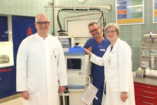 Sind sehr stolz darauf, die externe Qualitätsprüfung bestanden zu haben: v.li. ZNA-Chefarzt Dr. Patric Tralls, Laurenz Heidermann, stellvertretender Pflegeleiter, und Oberärztin Sabine Dreger. (Foto: © Bastian Glumm)