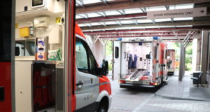 Klinikum Solingen: Rettungswagen vor dem Schockraum der Zentralen Notfallambulanz (ZNA). (Archivfoto: © Bastian Glumm)