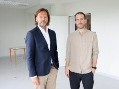 Klinikum-Architekt Dirk Ludwig (li.) und Projektkoordinator Dr. Maximilian Hoor im „Haus G“ des Klinikums Solingen: Sie setzen auf einen nachhaltigen Rückbau mit Beteiligung der Bürgerinnen und Bürger. (Foto: © Bastian Glumm)