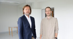 Klinikum-Architekt Dirk Ludwig (li.) und Projektkoordinator Dr. Maximilian Hoor im „Haus G“ des Klinikums Solingen: Sie setzen auf einen nachhaltigen Rückbau mit Beteiligung der Bürgerinnen und Bürger. (Foto: © Bastian Glumm)
