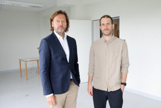 Klinikum-Architekt Dirk Ludwig (li.) und Projektkoordinator Dr. Maximilian Hoor im „Haus G“ des Klinikums Solingen: Sie setzen auf einen nachhaltigen Rückbau mit Beteiligung der Bürgerinnen und Bürger. (Foto: © Bastian Glumm)