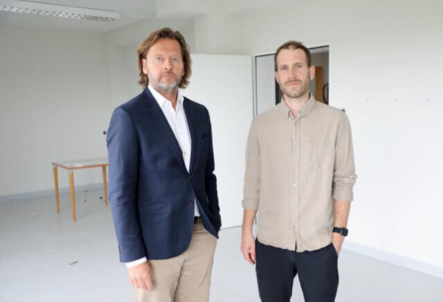 Klinikum-Architekt Dirk Ludwig (li.) und Projektkoordinator Dr. Maximilian Hoor im „Haus G“ des Klinikums Solingen: Sie setzen auf einen nachhaltigen Rückbau mit Beteiligung der Bürgerinnen und Bürger. (Foto: © Bastian Glumm)