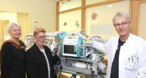 70.000 Euro kostete der neue Transport-Inkubator des Klinikums, 20.000 Euro wurden dafür von der Kinderherzhilfe Langenfeld gespendet, deren Vertreterinnen Margarete Bannert (li.) und Claire Günzel jetzt Dr. Volker Soditt, Chefarzt der Kinderklinik im Klinikum, besuchten. (Foto: © Bastian Glumm)