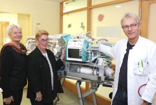70.000 Euro kostete der neue Transport-Inkubator des Klinikums, 20.000 Euro wurden dafür von der Kinderherzhilfe Langenfeld gespendet, deren Vertreterinnen Margarete Bannert (li.) und Claire Günzel jetzt Dr. Volker Soditt, Chefarzt der Kinderklinik im Klinikum, besuchten. (Foto: © Bastian Glumm)