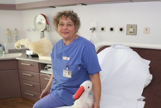 Die leitende Hebamme Bozica Luketic ist seit über 30 Jahren im Klinikum tätig. Pro Jahr holt sie rund 130-150 Kinder auf die Welt. (Foto: © Bastian Glumm)
