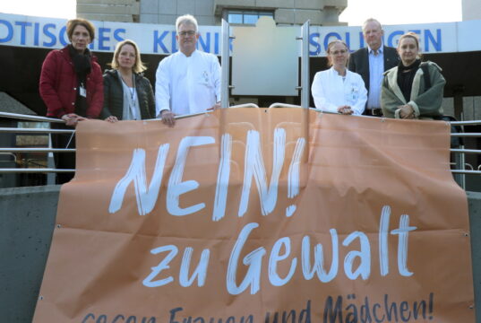 Arbeiten im Rahmen der anonymen Spurensicherung eng zusammen : v.li.: Dorothea Grabe (Gleichstellungsbeauftragte Klinikum), Sandra Steverding (Frauenberatungsstelle), Dr. Manfred Hilscher (Chefarzt Gynäkologie Klinikum), Dr. Melanie Benthin (Oberärztin Gynäkologie Klinikum), Dr. Martin Eversmeyer (Geschäftsführer Klinikum) und Beate Schwemin (Frauenberatungsstelle). (Foto: © Bastian Glumm)