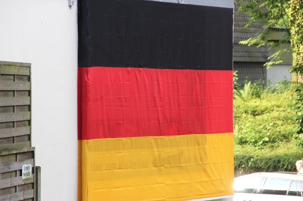 Auch am Kloster-Saal in Gräfrath ist bereits geflaggt. Dort werden zunächst die Vorrundenspiele der deutschen Nationalmannschaft gezeigt. (Foto: © Bastian Glumm)