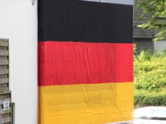 Auch am Kloster-Saal in Gräfrath ist bereits geflaggt. Dort werden zunächst die Vorrundenspiele der deutschen Nationalmannschaft gezeigt. (Foto: © Bastian Glumm)