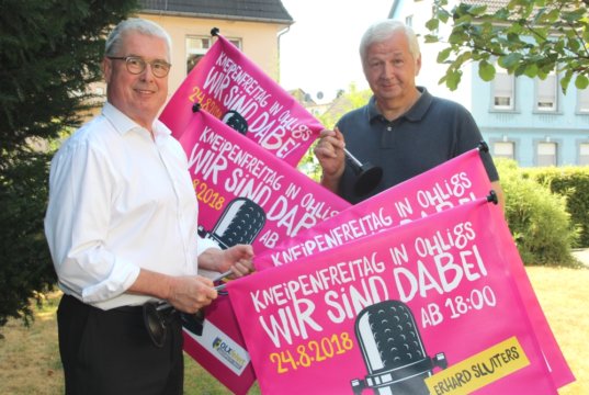 Hans Gerd Frambach (li.) und Joachim Junker von den "Ohligser Jongens" freuen sich auf den diesjährigen Kneipenfreitag, der am 24. August in Ohligs stattfinden wird. (Foto: © Bastian Glumm)