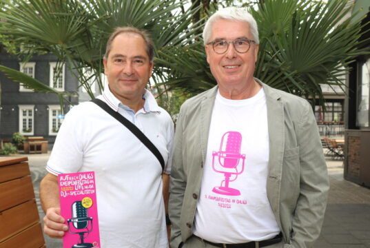 Giuseppe Matera (li.) und Hans-Gerd Frambach von den Ohligser Jongens laden zum diesjährigen Kneipenfreitag nach Ohligs ein. (Foto: © Bastian Glumm)
