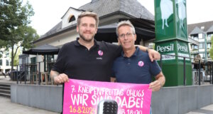 Stefan Plappert (re.) von den Ohligser Jongens freut sich auf den 7. Kneipenfreitag am 16. August. Mit dabei ist auch die MAKU Weinbar am Ohligser Marktplatz. (Foto: © Bastian Glumm)