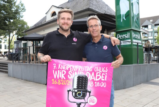 Stefan Plappert (re.) von den Ohligser Jongens freut sich auf den 7. Kneipenfreitag am 16. August. Mit dabei ist auch die MAKU Weinbar am Ohligser Marktplatz. (Foto: © Bastian Glumm)
