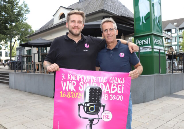 Stefan Plappert (re.) von den Ohligser Jongens freut sich auf den 7. Kneipenfreitag am 16. August. Mit dabei ist auch die MAKU Weinbar am Ohligser Marktplatz. (Foto: © Bastian Glumm)