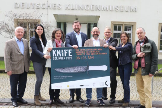 Freuen sich auf die Messermacher-Messe "Knife", die am 6. und am 7. Mai in Solingen stattfinden wird: v.li. Dietmar Steuben (Freunde Klingenmuseum), Sandra Perinelli-Hallaç (Stadtmarketing), Stadtdirektorin Dagmar Becker, Oberbürgermeister Tim Kurzbach, Dr. Sixt Wetzler (Leitung Klingenmuseum), Thomas Hauschild (Deutsche Messermacher Gilde), Dr. Isabell Immel (stellv. Leitung Klingenmuseum) und Jens-Heinrich Beckmann (IVSH). (Foto: © Bastian Glumm)