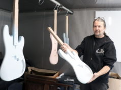 Knut Reiter ist Gitarrenbauer und begeisterter Musiker. Im Frühjahr zog er mit seinem Betrieb von Burscheid nach Solingen, wo ihn die Corona-Krise kalt erwischte. (Foto: © Bastian Glumm)