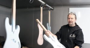 Knut Reiter ist Gitarrenbauer und begeisterter Musiker. Im Frühjahr zog er mit seinem Betrieb von Burscheid nach Solingen, wo ihn die Corona-Krise kalt erwischte. (Foto: © Bastian Glumm)