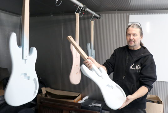 Knut Reiter ist Gitarrenbauer und begeisterter Musiker. Im Frühjahr zog er mit seinem Betrieb von Burscheid nach Solingen, wo ihn die Corona-Krise kalt erwischte. (Foto: © Bastian Glumm)