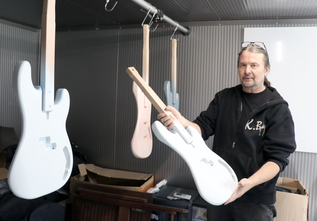 Knut Reiter ist Gitarrenbauer und begeisterter Musiker. Im Frühjahr zog er mit seinem Betrieb von Burscheid nach Solingen, wo ihn die Corona-Krise kalt erwischte. (Foto: © Bastian Glumm)
