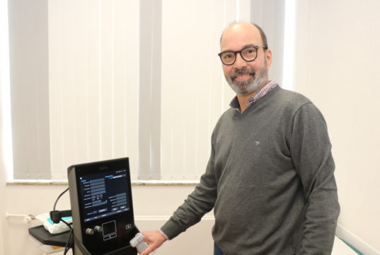 Dr. Knut Seiffert ist Experte für Fuß- und Gelenkchirurgie. Er ist Teil des Teams der Chirurgisch-Orthopädischen Gemeinschaftspraxis an der Birkerstraße. (Foto: © Bastian Glumm)