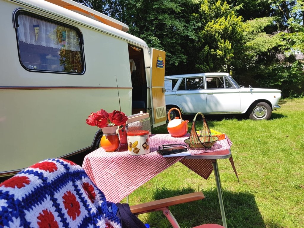 Die Fiat 1500 Familiare stammt aus dem Jahr 1966, der Wohnwagen aus dem Jahr 1967. Beim Oldtimer-Camping werden nur Gegenstände der Zeit genutzt, auf heutigen Luxus wird bewusst verzichtet. (Foto: © Miriam Gatawetzki-Köppchen)