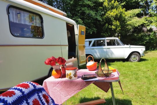 Die Fiat 1500 Familiare stammt aus dem Jahr 1966, der Wohnwagen aus dem Jahr 1967. Beim Oldtimer-Camping werden nur Gegenstände der Zeit genutzt, auf heutigen Luxus wird bewusst verzichtet. (Foto: © Miriam Gatawetzki-Köppchen)