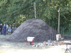 Nach acht Jahren Pause glimmt in Solingen wieder ein historischer Kohlenmeiler, eine gute Woche gibt es drumherum viele Programmpunkte. (Foto: © Bastian Glumm)