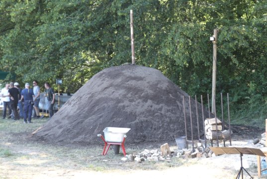 Nach acht Jahren Pause glimmt in Solingen wieder ein historischer Kohlenmeiler, eine gute Woche gibt es drumherum viele Programmpunkte. (Foto: © Bastian Glumm)