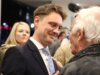 CDU-Oberbürgermeisterkandidat Daniel Flemm nimmt am Wahlabend in der Gläsernen Werkstatt Glückwünsche von Alt-OB Franz Haug entgegen. Flemm hat den ersten Wahlgang klar gewonnen und zieht mit deutlichem Vorsprung in die Stichwahl ein. (Foto: © Bastian Glumm)