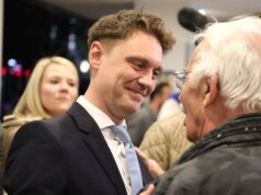 CDU-Oberbürgermeisterkandidat Daniel Flemm nimmt am Wahlabend in der Gläsernen Werkstatt Glückwünsche von Alt-OB Franz Haug entgegen. Flemm hat den ersten Wahlgang klar gewonnen und zieht mit deutlichem Vorsprung in die Stichwahl ein. (Foto: © Bastian Glumm)