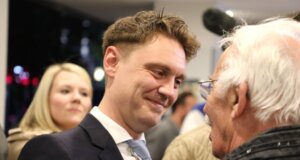 CDU-Oberbürgermeisterkandidat Daniel Flemm nimmt am Wahlabend in der Gläsernen Werkstatt Glückwünsche von Alt-OB Franz Haug entgegen. Flemm hat den ersten Wahlgang klar gewonnen und zieht mit deutlichem Vorsprung in die Stichwahl ein. (Foto: © Bastian Glumm)