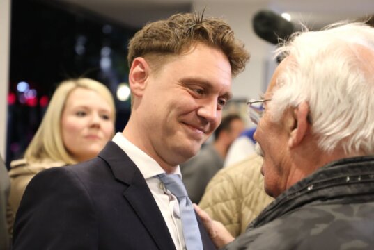 CDU-Oberbürgermeisterkandidat Daniel Flemm nimmt am Wahlabend in der Gläsernen Werkstatt Glückwünsche von Alt-OB Franz Haug entgegen. Flemm hat den ersten Wahlgang klar gewonnen und zieht mit deutlichem Vorsprung in die Stichwahl ein. (Foto: © Bastian Glumm)