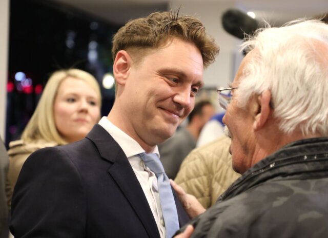 CDU-Oberbürgermeisterkandidat Daniel Flemm nimmt am Wahlabend in der Gläsernen Werkstatt Glückwünsche von Alt-OB Franz Haug entgegen. Flemm hat den ersten Wahlgang klar gewonnen und zieht mit deutlichem Vorsprung in die Stichwahl ein. (Foto: © Bastian Glumm)