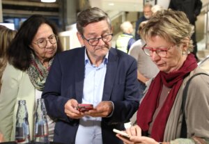 SPD-Oberbürgermeisterkandidat Josef Neumann verfolgt am Wahlabend in der Gläsernen Werkstatt die Ergebnisse gemeinsam mit Sylvia Löhrmann (re.) und Martina Zsack-Möllmann (beide Grüne). (Foto: © Bastian Glumm)