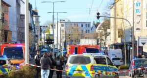 Großeinsatz in der Solinger Innenstadt: Nach einer Messerattacke auf der Konrad-Adenauer-Straße ermittelt die Polizei wegen eines versuchten Tötungsdelikts. Zwei Männer wurden lebensgefährlich verletzt. (Foto: © Tim Oelbermann)