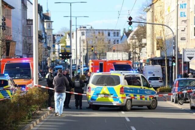 Großeinsatz in der Solinger Innenstadt: Nach einer Messerattacke auf der Konrad-Adenauer-Straße ermittelt die Polizei wegen eines versuchten Tötungsdelikts. Zwei Männer wurden lebensgefährlich verletzt. (Foto: © Tim Oelbermann)