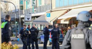 An der Konrad-Adenauer-Straße kam es am Mittwoch zu einer Messerattacke, bei der zwei Männer schwer verletzt wurde. Der Tatverdächtige (46) sitzt in Untersuchungshaft. (Foto: © Tim Oelbermann)