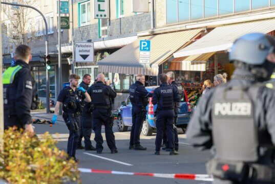 An der Konrad-Adenauer-Straße kam es am Mittwoch zu einer Messerattacke, bei der zwei Männer schwer verletzt wurde. Der Tatverdächtige (46) sitzt in Untersuchungshaft. (Foto: © Tim Oelbermann)