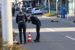 Polizeikräfte sichern Spuren auf der Konrad-Adenauer-Straße, nachdem ein 46-Jähriger zwei Männer mit einem Messer lebensgefährlich verletzt haben soll. (Foto: © Tim Oelbermann)