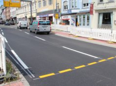Am Wochenende erhielten die beiden Fahrspuren der Konrad-Adenauer-Straße stadtauswärts eine neue Fahrbahndecke., die lärmoptimiert ist. (Foto: © B. Glumm)