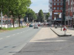 Ab Freitag wird die Konrad-Adenauer-Straße auch auf den beiden Fahrspuren stadteinwärts eine neue Straßendecke aus lärmoptimiertem Asphalt bekommen. (Archivfoto: © B. Glumm)