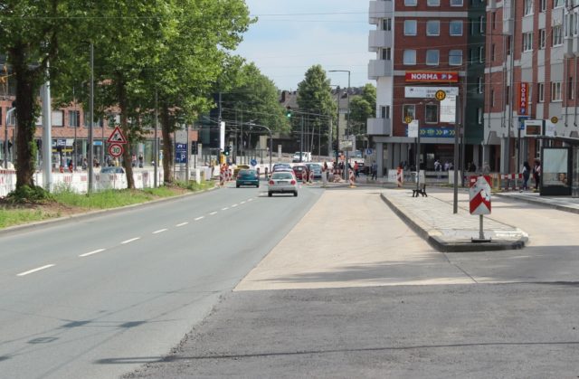 Ab Freitag wird die Konrad-Adenauer-Straße auch auf den beiden Fahrspuren stadteinwärts eine neue Straßendecke aus lärmoptimiertem Asphalt bekommen. (Archivfoto: © B. Glumm)