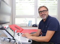 Dr. Konstantinos Gallis ist Gefäßchirurg und seit Mai 2023 Teil des Teams der Chirurgisch-Orthopädischen Gemeinschaftspraxis Solingen. (Foto: © Bastian Glumm)