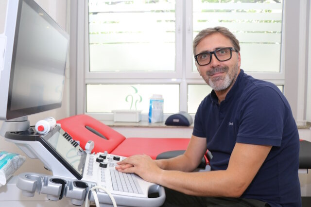 Dr. Konstantinos Gallis ist Gefäßchirurg und seit Mai 2023 Teil des Teams der Chirurgisch-Orthopädischen Gemeinschaftspraxis Solingen. (Foto: © Bastian Glumm)