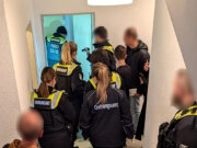 Mitarbeiter des Kommunalen Ordnungsdienstes kontrollieren gemeinsam mit weiteren Behörden ein Wohnhaus in Solingen im Rahmen der landesweiten Aktion gegen Problemimmobilien und Sozialleistungsmissbrauch. (Foto: © Stadt Solingen)