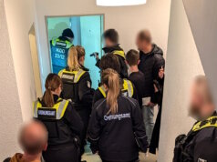 Mitarbeiter des Kommunalen Ordnungsdienstes kontrollieren gemeinsam mit weiteren Behörden ein Wohnhaus in Solingen im Rahmen der landesweiten Aktion gegen Problemimmobilien und Sozialleistungsmissbrauch. (Foto: © Stadt Solingen)