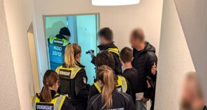Mitarbeiter des Kommunalen Ordnungsdienstes kontrollieren gemeinsam mit weiteren Behörden ein Wohnhaus in Solingen im Rahmen der landesweiten Aktion gegen Problemimmobilien und Sozialleistungsmissbrauch. (Foto: © Stadt Solingen)