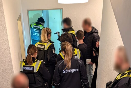 Mitarbeiter des Kommunalen Ordnungsdienstes kontrollieren gemeinsam mit weiteren Behörden ein Wohnhaus in Solingen im Rahmen der landesweiten Aktion gegen Problemimmobilien und Sozialleistungsmissbrauch. (Foto: © Stadt Solingen)