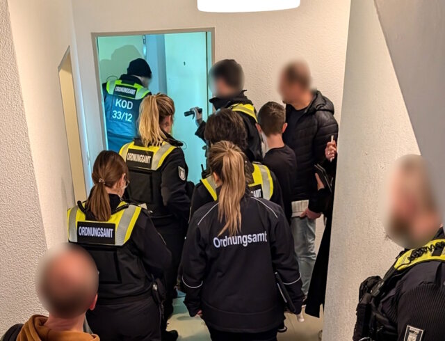 Mitarbeiter des Kommunalen Ordnungsdienstes kontrollieren gemeinsam mit weiteren Behörden ein Wohnhaus in Solingen im Rahmen der landesweiten Aktion gegen Problemimmobilien und Sozialleistungsmissbrauch. (Foto: © Stadt Solingen)
